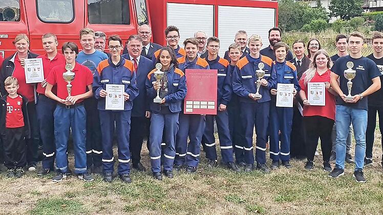 Die erfolgreichen Jugendwehren nach der Siegerehrung Fotos: privat