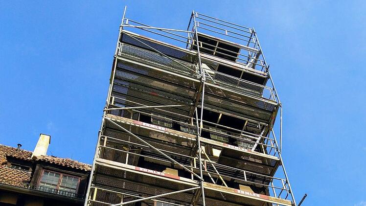 Extreme Hitze hatte den Gefachen am Fürstenbau der Veste Coburg so arg zugesetzt, dass sie herauszufallen drohten. Deswegen lässt das Staatliche Bauamt Bamberg die Gefache ausbessern.Foto: Jochen Berger