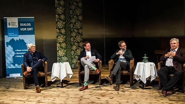 Coburger Sichtweisen (von links): In der Reithalle diskutierten Matthias Straub, Christian Limpert (Moderation), Stefan Pellmaier und Gerhard Amend &uuml;ber das Thema Heimat.Foto: Jochen Berger