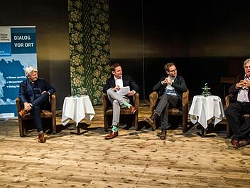 Coburger Sichtweisen (von links): In der Reithalle diskutierten Matthias Straub, Christian Limpert (Moderation), Stefan Pellmaier und Gerhard Amend über das Thema Heimat.Foto: Jochen Berger