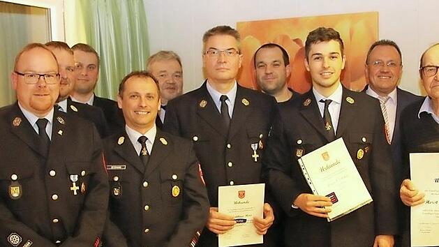 Die F&uuml;hrungsriege der Feuerwehr Gro&szlig;heirath konnte bei der Hauptversammlung viele langj&auml;hrige Mitglieder auszeichnen. Horst Angerm&uuml;ller (Zweiter von rechts) erhielt vom Vorsitzenden Marcus Henkel (rechts) f&uuml;r seine 60-j&auml;hrige Mitgliedschaft eine besondere Ehrung.  Foto: M. Stelzner