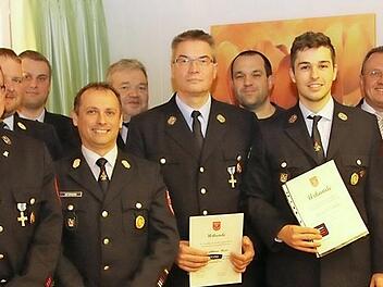 Die Führungsriege der Feuerwehr Großheirath konnte bei der Hauptversammlung viele langjährige Mitglieder auszeichnen. Horst Angermüller (Zweiter von rechts) erhielt vom Vorsitzenden Marcus Henkel (rechts) für seine 60-jährige Mitgliedschaft eine besondere Ehrung.  Foto: M. Stelzner