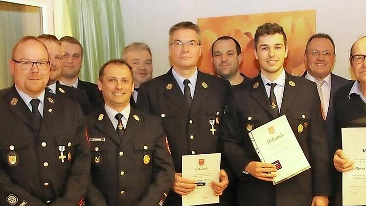 Die Führungsriege der Feuerwehr Großheirath konnte bei der Hauptversammlung viele langjährige Mitglieder auszeichnen. Horst Angermüller (Zweiter von rechts) erhielt vom Vorsitzenden Marcus Henkel (rechts) für seine 60-jährige Mitgliedschaft eine besondere Ehrung.  Foto: M. Stelzner