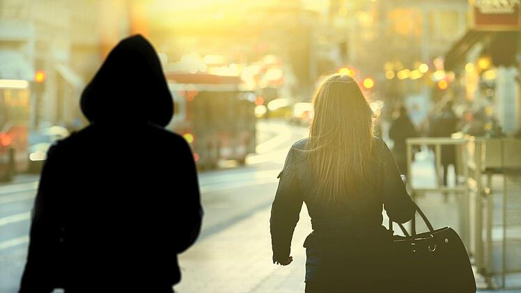 In Würzburg hat ein Mann eine 17-Jährige belästigt. Er versuchte sie in er Straßenbahn zu berühren.Symbolfoto: connel_design/Adobe Stock