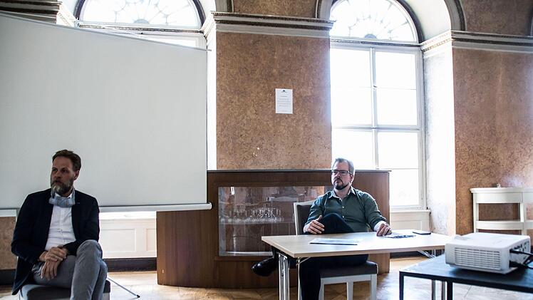 Eng zusammen arbeiten und dennoch Abstand wahren in Corona-Zeiten: Kaufmännischer Direktor Fritz Frömming (links) und Intendant Bernhard F. LogesFoto: Jochen Berger