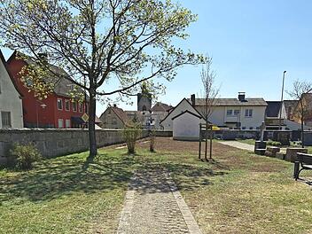 Baumurnenfeld im Reckendorfer Friedhof  Foto: Adelheid Waschka