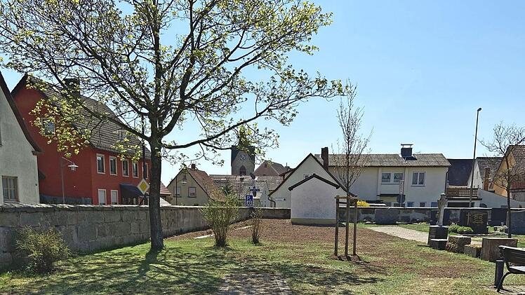 Baumurnenfeld im Reckendorfer Friedhof  Foto: Adelheid Waschka