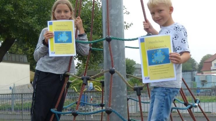 Zu den Preisträgern im diesjährigen Bundeswettbewerb der Europa Union gehörten Julia Markard (von links) und Kilian Kraft von der Grundschule am Mönchsturm.  Foto: Sybille Korch