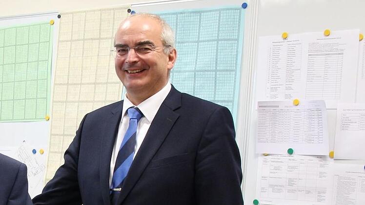 Die Lehrerkarriere von Burkhard Spachmann begann 1988  in Herzogenaurach. Von 1993  bis 1998 war er  im Kultusministerium tätig - dann folgte der Wechsel ans Casimirianum.Foto: CT-Archiv / Ulrike Nauer
