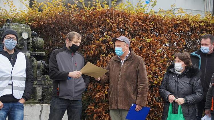 Erzeugerberater Johannes Mahr vom Milchhof Albert   (rechts)  überreicht die Antwort des Milchhofes an Michael Gabler (LsV).
