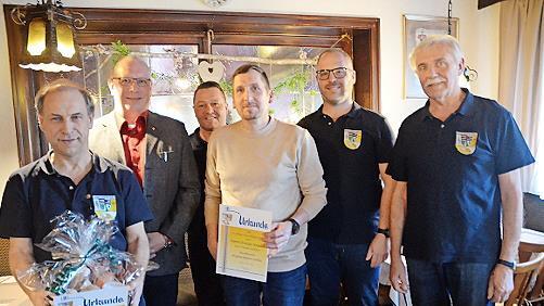 Hohe Ehrung bei den Bergmusikanten in Geh&uuml;lz (von links): Klaus Porsch, NBMB-Kreisvorsitzender Alexander Klug, Zweiter Vorsitzender Marek Kisiala, Christian Kreutzer, Vorsitzender Martin Simon, Stadtrat und Revisor Hans Simon.