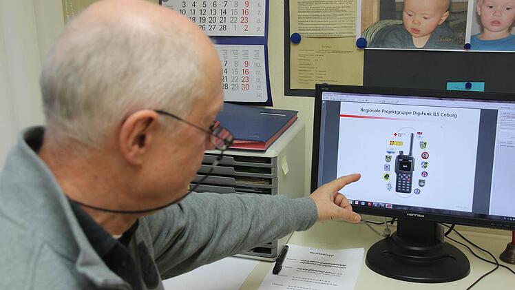 Die neue Technik immer auf dem Schirm: Klaus Langer verweist auf die Unterlagen der Regionalen Projektgruppe DigiFunk ILS Coburg. Geräte wie das dort abgebildete sind in der Region jedoch noch rar gesät, weil die Ausschreibungen dafür noch am Laufen sind. Foto: Marco Meißner