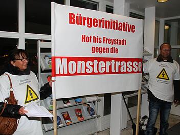 Von der Bürgerinitiative "Hof bis Freystadt gegen Monstertrasse" zeigen Ruth und Reimund Gumpert aus Betzenstein Flagge. Foto: Jürgen Gärtner