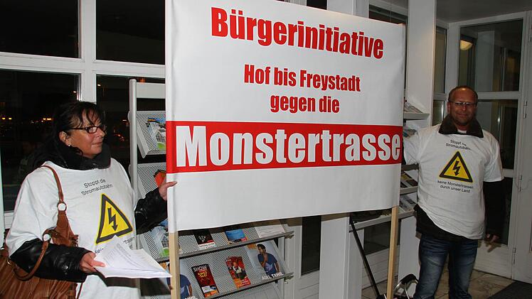 Von der Bürgerinitiative "Hof bis Freystadt gegen Monstertrasse" zeigen Ruth und Reimund Gumpert aus Betzenstein Flagge. Foto: Jürgen Gärtner