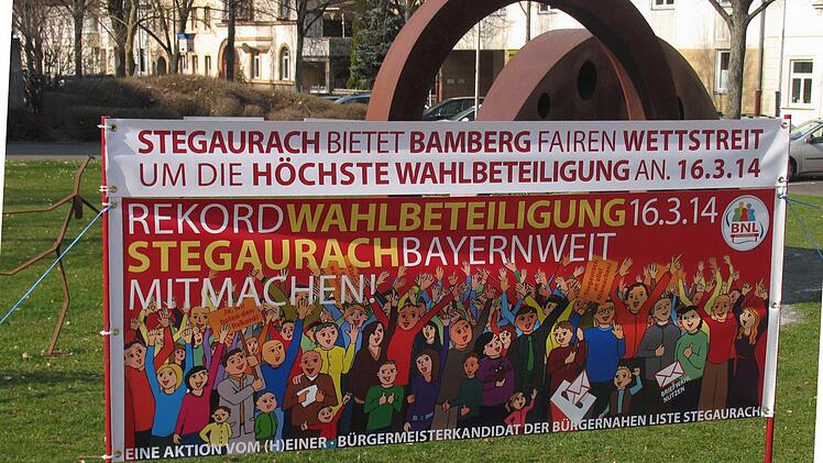 Zum Wettkampf um die Wahlbeteiligung fordert Stegaurach neuerdings die Bamberger am Markusplatz mit diesem Plakat von der Künstlerin Nichola Priestley auf. Leicht wird das Rennen aber nicht, da die Beteiligung in Stegaurach 2008 deutlich höher als in Bamberg lag. Die Aktion wurde von einem Stegauracher Bürgermeisterkandidaten initiiert,  Foto: M. Wehner