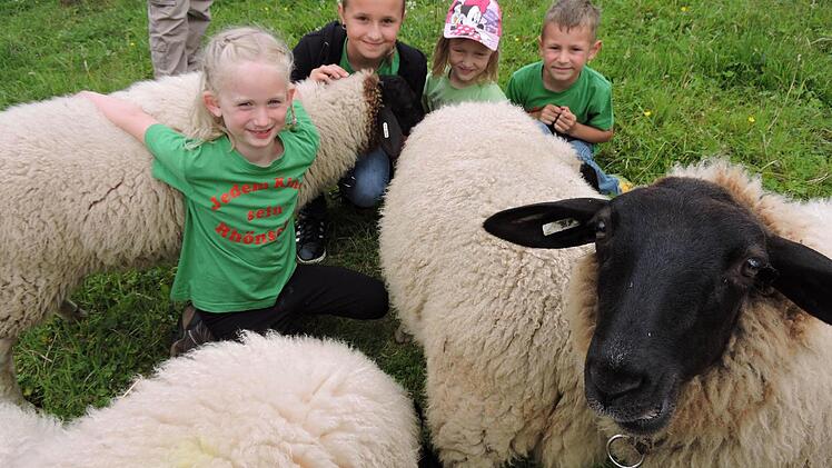 Paula, Anna-Lena, Magdalena und Jannik mit wolligen Freunden.