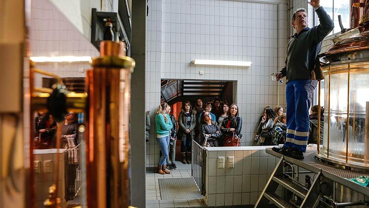 Braumeister Robert Boser informiert über den Brauprozess. Foto: Matthias Hoch