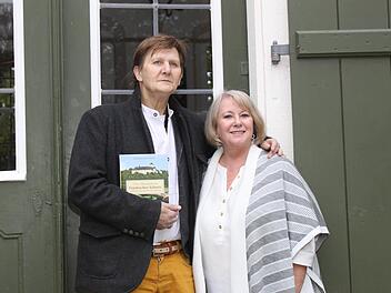 Die Autoren Reiner Benker und Birgit Ringlein mit ihrem neuen Buch Foto: Carmen Schwind