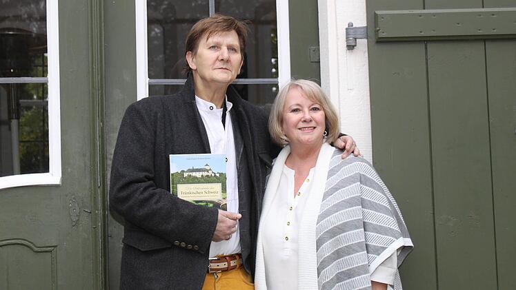 Die Autoren Reiner Benker und Birgit Ringlein mit ihrem neuen Buch Foto: Carmen Schwind