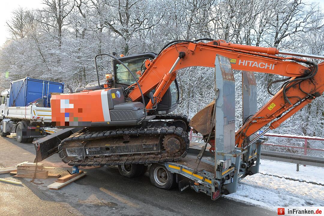 Lkw-Unfall auf A70: Bagger kippt auf Fahrbahn