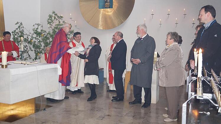Für die Gründung der neuen Pfarreiengemeinschaft "St. Georg - Maria Ehrenberg": Übergabe der Urkunden an die Vertreter der Gemeinden durch Domkapitular Christoph Warmuth und Pfarrer Michael Krammer  Foto: Marion Eckert