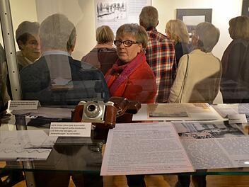 Für viele der fotografischen Momentaufnahmen von Maximilian Hagn-Rummler sind auch noch die entsprechenden Zeitungsartikel vorhanden. Fotos: Andrea Spörlein