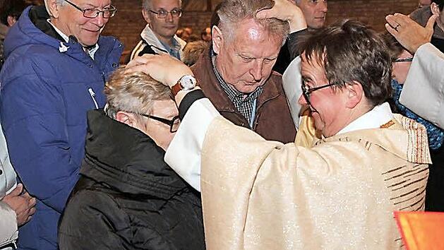 Pfarrer Klaus Weigand segnete gemeinsam mit Diakon Andreas Eberhorn in St. Wolfgang alle Paare durch Handauflegen. Foto: Mathas Erlwein