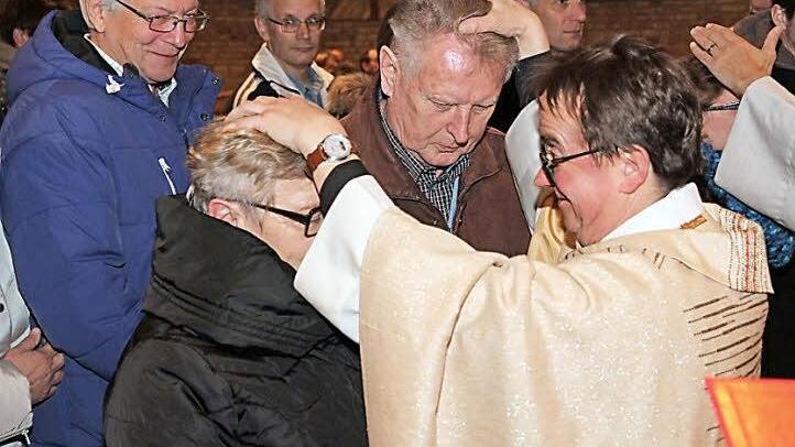 Pfarrer Klaus Weigand segnete gemeinsam mit Diakon Andreas Eberhorn in St. Wolfgang alle Paare durch Handauflegen. Foto: Mathas Erlwein