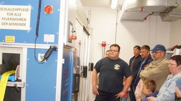 Die Pflegeanlage für die Feuerwehrschläuche stieß auf großes Interesse bei den Besuchern am Tag der offenen Tür bei der Feuerwehr Ebensfeld.