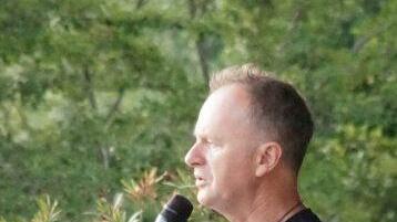 Willy Astor live: Der 57-jährige begeistert seit drei Jahrzehnten mit brillanter Wortakrobatik und zog auch in Bad Staffelstein eine tolle Show ab.