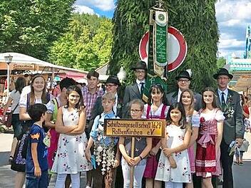 Die Rothenkirchner Jungschützen nahmen drei Kinder mit Migrationshintergrund zum Schützenauszug mit. Foto: K.-H. Hofmann