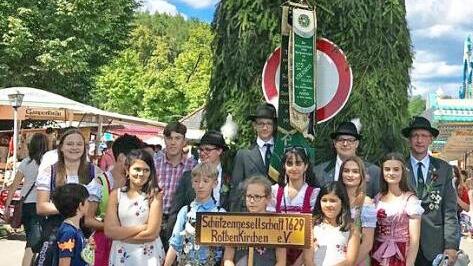 Die Rothenkirchner Jungschützen nahmen drei Kinder mit Migrationshintergrund zum Schützenauszug mit. Foto: K.-H. Hofmann