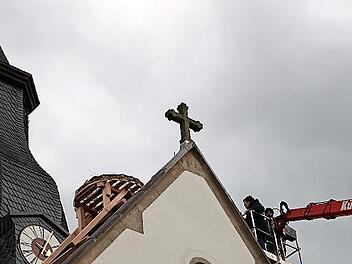 Mit Hilfe eines Krans wurde das Storchennest in Rugendorf montiert.