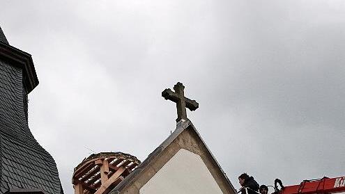 Mit Hilfe eines Krans wurde das Storchennest in Rugendorf montiert.