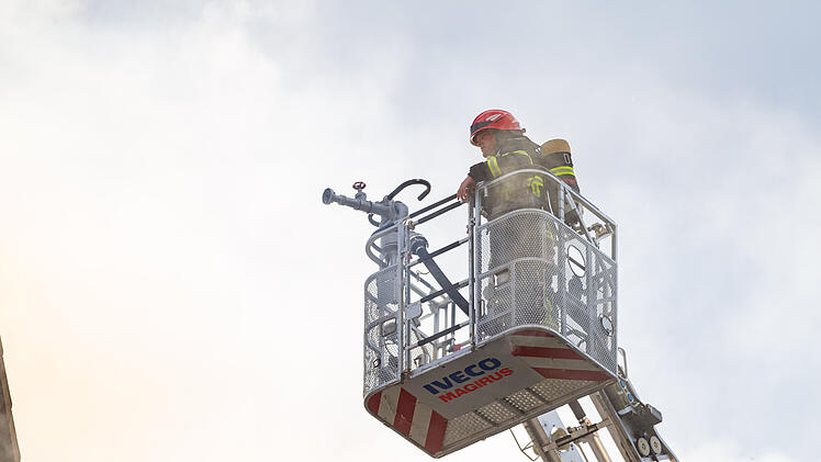 Dachstuhl stand in Vollbrand: Feuer in Mehrfamilienhaus