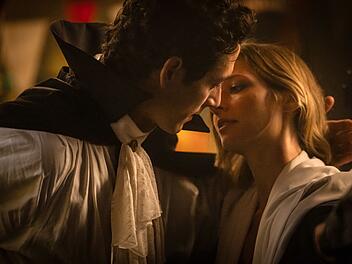 Vampir und Jungfrau, wie passend! Auf einer Kölner Kostümparty lernen sich Marie (Svenja Jung) und Luis (Noah Saavedra) kennen. Er arbeitet in einer Werbeagentur, sie wollte Künstlerin werden und probt gerade den Quereinstieg als Kunstlehrerin.