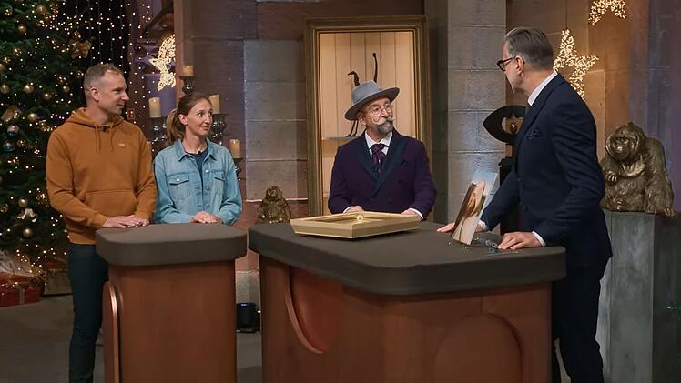 Verkäuferin Sonja erzählt die kuriose Geschichte zu ihrem Fliesen-Bild.