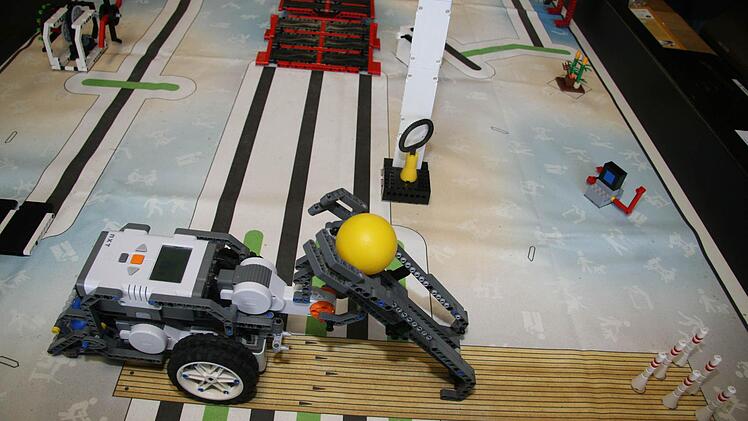 Kegeln macht Spaß, aber für einen Roboter ist das Kegeln eine Herausforderung. Denn schon eine leichte Schrägstellung macht alles zunichte.