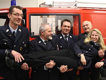 Der neue Repperndorfer Feuerwehrkommandant Ralph Pinkl und die scheidenden Führungskräfte Dieter Hartmann, Günter Gimperlein und Günter Schrott tragen jetzt schon die neue Vorsitzende des Feuerwehrvereins Kathrina Hagelstein auf den Händen.  Fotos: Siegfried Thomas