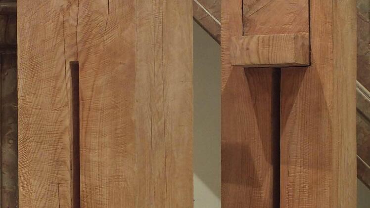 Die Stelen für Tabernakel und Evangeliar wurden aus Roteiche gesägt.