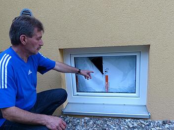 Zweiter Vorsitzender Michael Pfaff zeigt eines der beiden Fenster, das beim zweiten Einbruch in das FSV-Sportheim im August demoliert wurde.  Foto: Klaus Schmitt