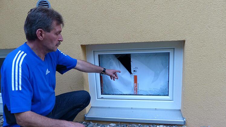 Zweiter Vorsitzender Michael Pfaff zeigt eines der beiden Fenster, das beim zweiten Einbruch in das FSV-Sportheim im August demoliert wurde.  Foto: Klaus Schmitt