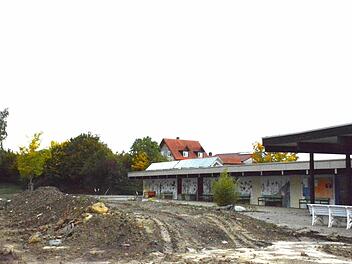 Im Sommer 2016 soll das neue Allianz-Freibad den Bürgern zur Verfügung stehen. Die alten Umkleideräume (rechts) sollen noch genutzt werden, bis das kreiseigene Hallenbad saniert und beides dann zum Kombi-Bad erhoben wird.  Foto: Gerhard Schmidt