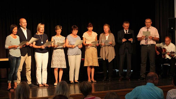 Der Lehrerchor wartete mit einem eigenen Lied für seine "Ruheständler" auf. Fotos: Günther Geiling