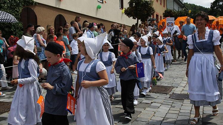 Die Schüler der Gurndschule Wildenheid-Haarbrücken marschierten im Festzug in der niederländischen Tracht. Foto: Michael Stelzner