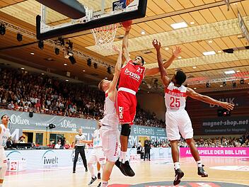 Einen Fehlstart leistete sich Brose Bamberg zu Beginn der vergangenen Spielzeit. Am ersten Spieltag verlor der damalige Meister überraschend mit 73:76 in Würzburg. Hier setzt sich der Bamberger Augustine Rubit (M.) gegen Robin Benzing (l.) und Clifford Hammonds durch. Foto: Daniel Löb