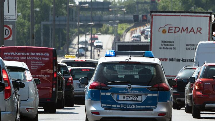 Derzeit kommt es zu einem Stau auf der A73 in Oberfranken. Einsatzkr&auml;fte sind schon vor Ort. Die Lage zum Unfall im Newsticker.  Symbolbild: Ralf Hirschberger/dpa