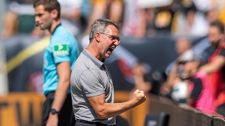 Drei Punkte am ersten Spieltag: Damir Canadi jubelte mit dem FCN in Dresden. Foto: Robert Michael/dpa