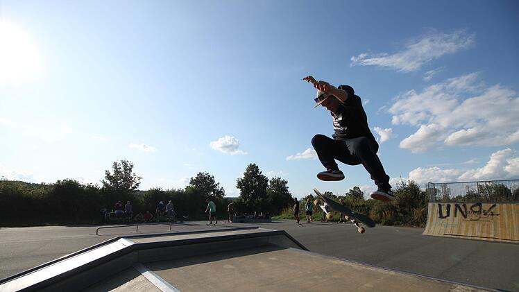 Einige Forchheimer können spektakuläre Stunts auf ihren Rollbrettern vollziehen. Foto: Ronald Heck
