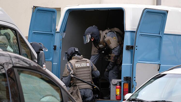 Weil ein 31-J&auml;hriger einer Person drohte, sie "abzustechen", wurde die Polizei in eine Wohnung in N&uuml;rnberg gerufen. Sp&auml;ter musste auch das SEK anr&uuml;cken. Symbolfoto: Sebastian Willnow/dpa